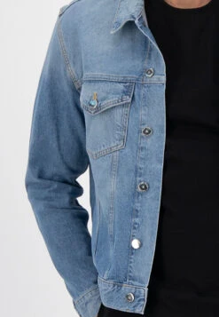 Veste En Jean TYLERcouleur Délavé Clair En Coton Recyclé Et Biologique - Fabriqué En Tunisie -Clothing Discounts Store 2AAF2037 168D 4DAE 9A8F D898A7773599