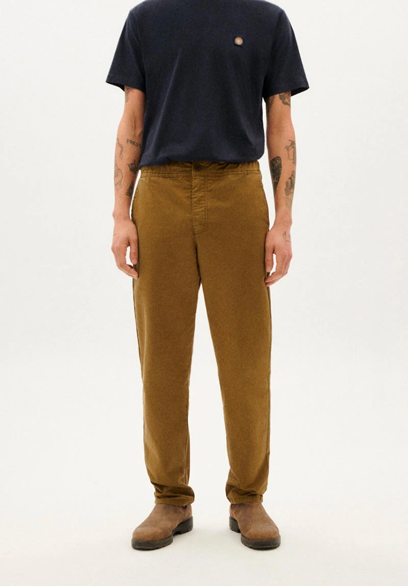 Thinking Mu Pantalon Habillé Homme OLIVE TRAVEL PANTS - En Coton Biologique 6 Thinking Mu Pantalon Habillé Homme OLIVE TRAVEL PANTS - En Coton Biologique - Image 4