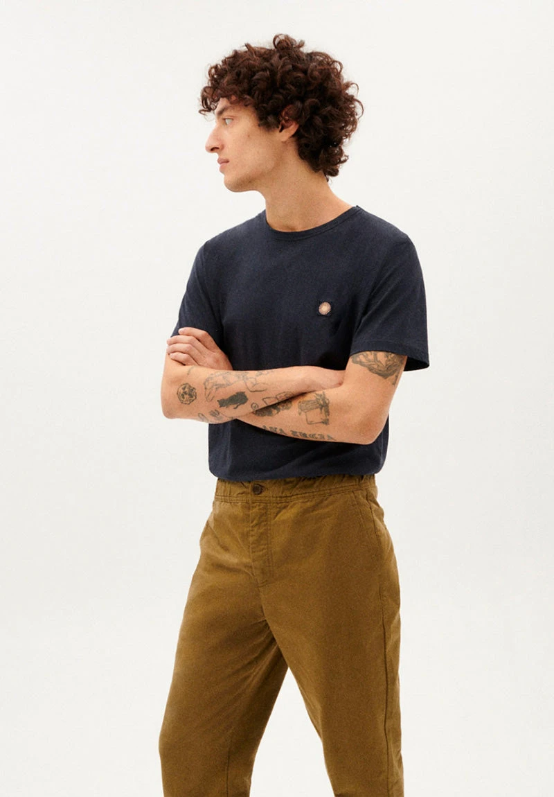 Thinking Mu Pantalon Habillé Homme OLIVE TRAVEL PANTS - En Coton Biologique 4 Thinking Mu Pantalon Habillé Homme OLIVE TRAVEL PANTS - En Coton Biologique - Image 2