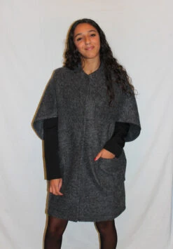 Poncho Femme CLAUDIA - En Plusieurs Coloris - En Laine -Clothing Discounts Store Poncho FemmeCLAUDIA gris fonce