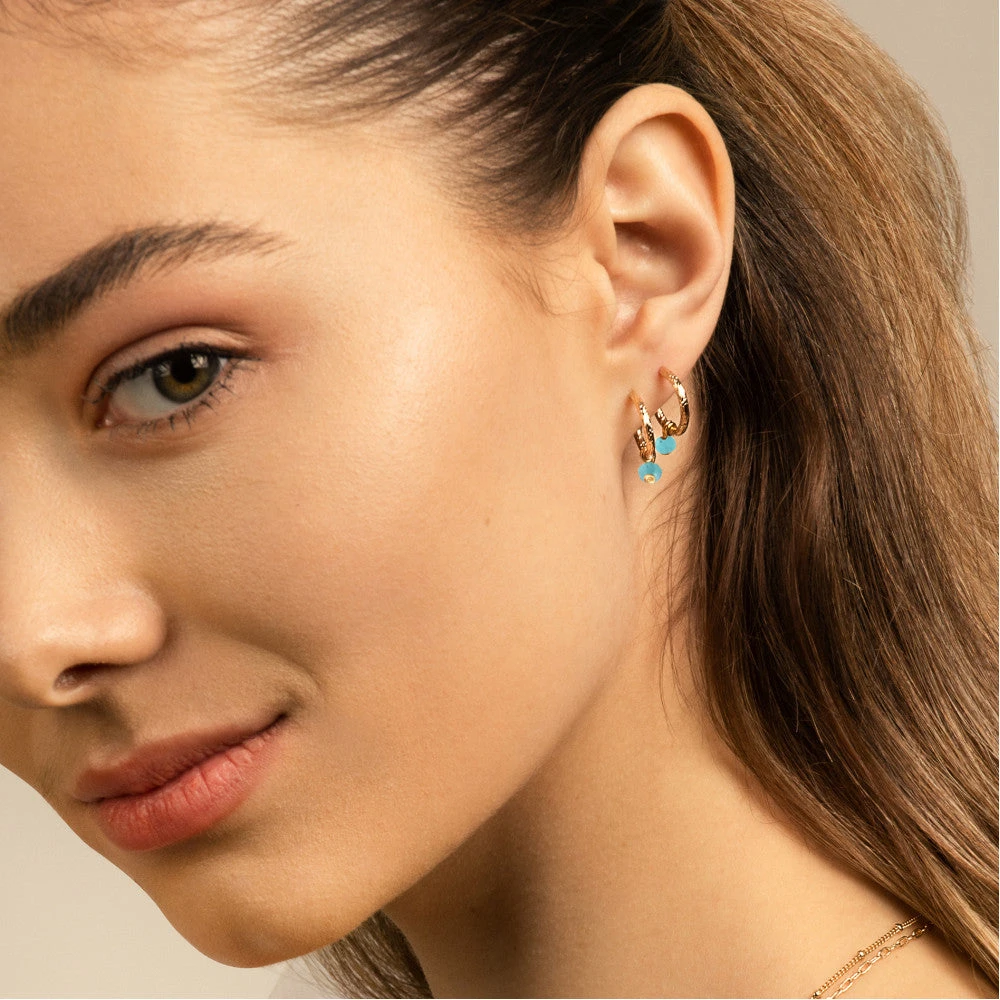 Boucles D'oreilles Créoles Avec Pendentif PAMPILLE - En Pierre Naturelle Et Laiton Doré à L'or Fin 24 Carats 6 Boucles D'oreilles Créoles Avec Pendentif PAMPILLE - En Pierre Naturelle Et Laiton Doré à L'or Fin 24 Carats - Image 4