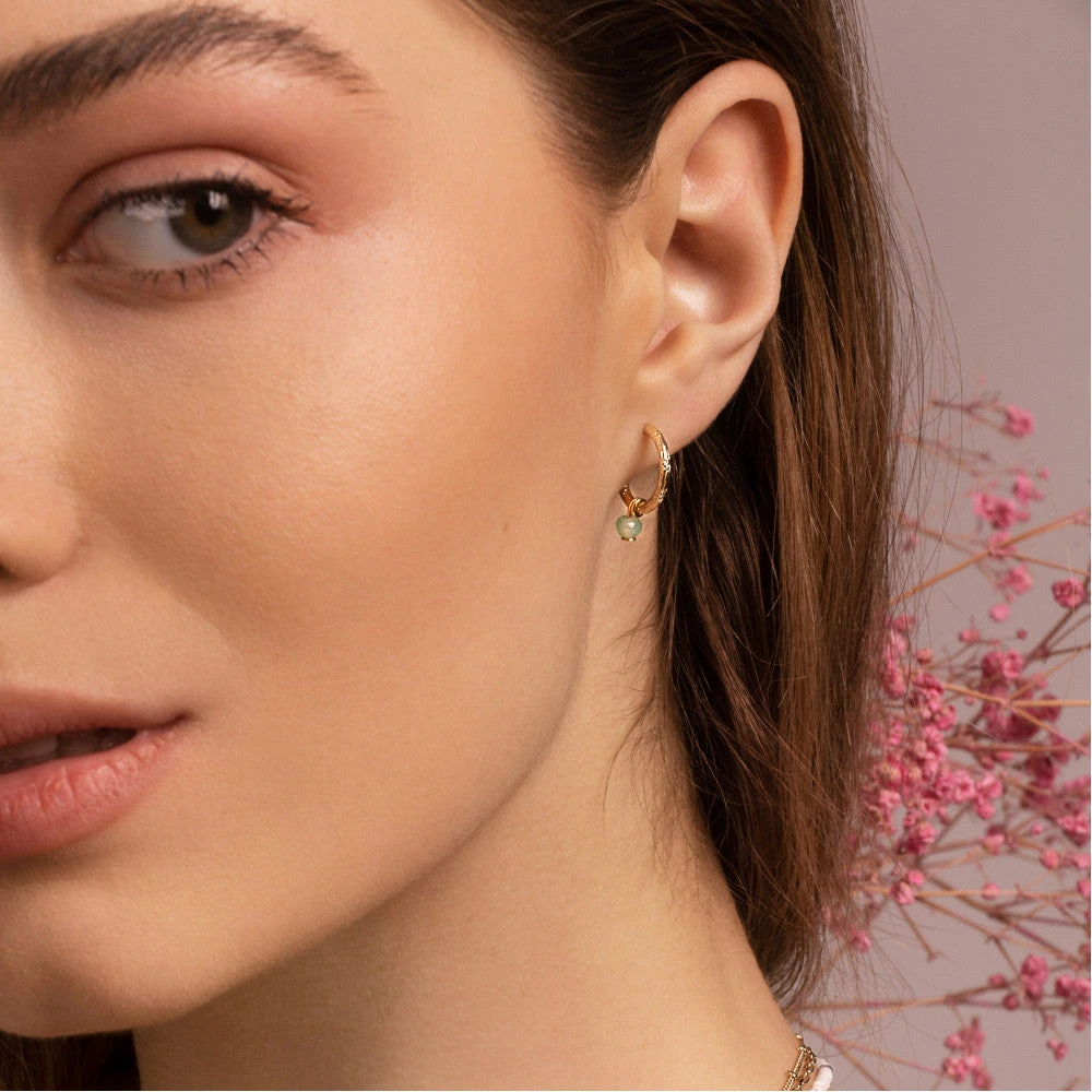 Boucles D'oreilles Créoles Avec Pendentif PAMPILLE - En Pierre Naturelle Et Laiton Doré à L'or Fin 24 Carats 8 Boucles D'oreilles Créoles Avec Pendentif PAMPILLE - En Pierre Naturelle Et Laiton Doré à L'or Fin 24 Carats - Image 6