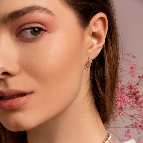 Boucles D'oreilles Créoles Avec Pendentif PAMPILLE - En Pierre Naturelle Et Laiton Doré à L'or Fin 24 Carats 4 Boucles D'oreilles Créoles Avec Pendentif PAMPILLE - En Pierre Naturelle Et Laiton Doré à L'or Fin 24 Carats - Image 2