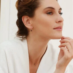 Créoles Fines Femme ESSENTIEL - En Pierre Naturelle Et Laiton Doré à L'or Fin 24 Carats -Clothing Discounts Store collier essentiel grenat porte2 1000x1000q90