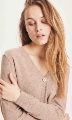 Gilet LOTUS Couleur Beige Femme - En Laine D'agneau Bio -Clothing Discounts Store gilet lotus beige laine zoom