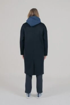 Manteau Long Oversize Mixte GENOA - En Plusieurs Coloris - En Laine Et Cachemire Recyclé -Clothing Discounts Store manteau long oversize genoa noir porte femme de dos