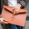 Pochette Ordinateur Cuir GEORGE - En Plusieurs Coloris - Tannage Végétal -Clothing Discounts Store pochette ordinateur cuir george portee