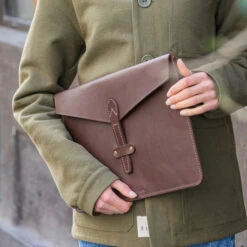 Pochette Ordinateur Cuir GEORGE - En Plusieurs Coloris - Tannage Végétal 10 Pochette Ordinateur Cuir GEORGE - En Plusieurs Coloris - Tannage Végétal -Clothing Discounts Store pochette ordinateur cuir george valet de pique marron portee