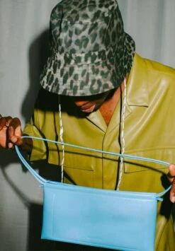 Pochette Vegan Femme BAGUETTE - En Plusieurs Coloris - En Cuir Vegan -Clothing Discounts Store pochette vegan femme bleu ciel2