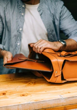 Sac Cartable Bandoulière EMILE - Couleur Chocolat - En Cuir -Clothing Discounts Store sac cuir ethique2