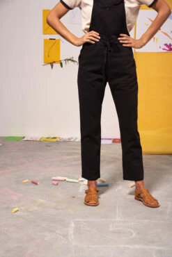 Salopette Noire Femme REVE - En Coton Bio GOTS -Clothing Discounts Store salopette noire reve jambes