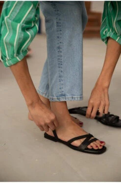 Sandales à Lanières Femme ADRIANA - En Noir - En Cuir 8 Sandales à Lanières Femme ADRIANA - En Noir - En Cuir -Clothing Discounts Store sandales a lanieres adriana noires zoom portees