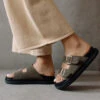 ALOHAS Sandales Kaki Femme BUCKLE STRAP - En Cuir Effet Daim Certifié LWG -Clothing Discounts Store sandales kaki buckle strap portees profil