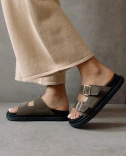 ALOHAS Sandales Kaki Femme BUCKLE STRAP - En Cuir Effet Daim Certifié LWG