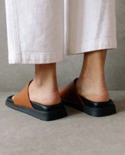 ALOHAS Sandales Plates Camel Femme TOE RING FLOP - En Cuir Certifié LWG -Clothing Discounts Store sandales plates camel toe ring flop portees derriere