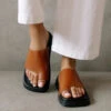 ALOHAS Sandales Plates Camel Femme TOE RING FLOP - En Cuir Certifié LWG -Clothing Discounts Store sandales plates camel toe ring flop portees face