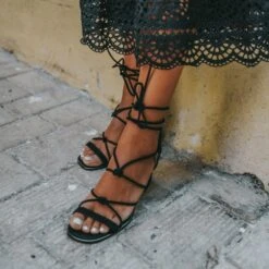 ALOHAS Sandale Sophie Noir Avec Joli Talon Carré De 6,5cm - Fabriqué Main En Espagne