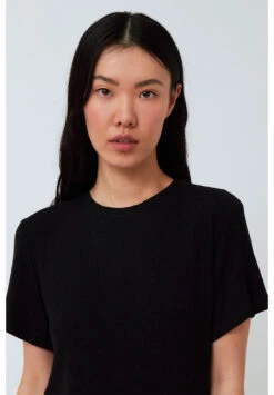 AMT Tee-shirt Femme Noir LULA - En Modal - Couleur Noir -Clothing Discounts Store tee shirt femme noir1