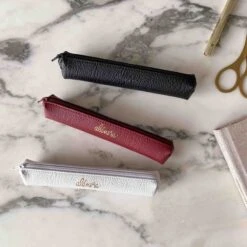 Trousse En Cuir Vegan Ronde LILAS - En Plusieurs Coloris - En Toile Végétale -Clothing Discounts Store trousse cuir vegan ronde lilas bordeaux toutescouleurs